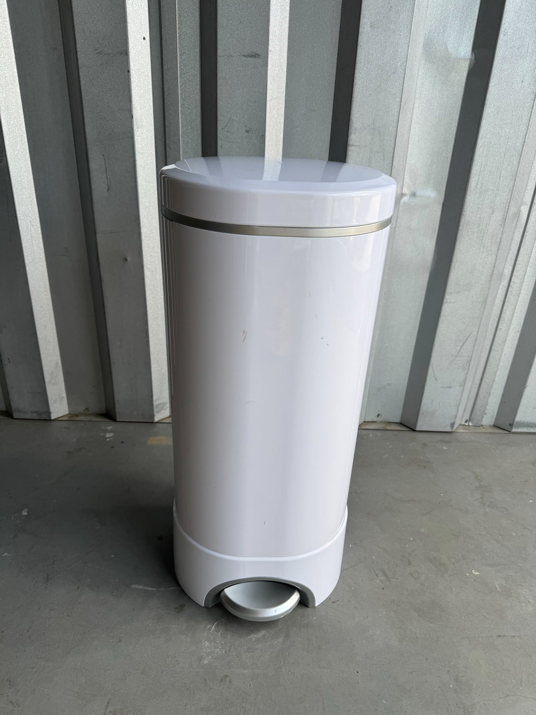Arm & Hammer Step Diaper Pail Odor Seal White Plastic Waste Bin Good